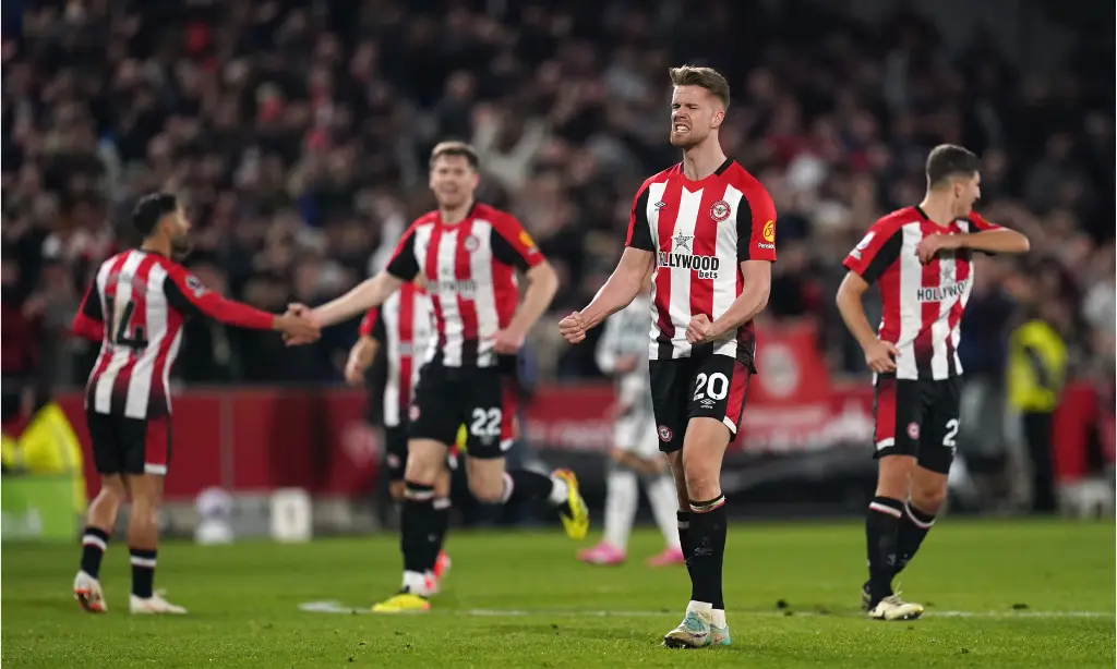 Ajer cứu thua cho Brentford trong trận đấu hấp dẫn với Manchester United